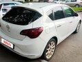 2013 Opel Astra J Рестайлинг, белый, 720000 рублей - вид 5