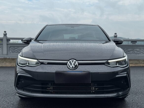 2023 Volkswagen Golf VIII, чёрный, 2098000 рублей - вид 1