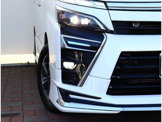2021 Toyota Voxy III (R80) Рестайлинг, белый, 2200888 рублей, вид 5