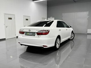 2015 Toyota Camry VII (XV50) Рестайлинг, белый, 1660000 рублей, вид 2
