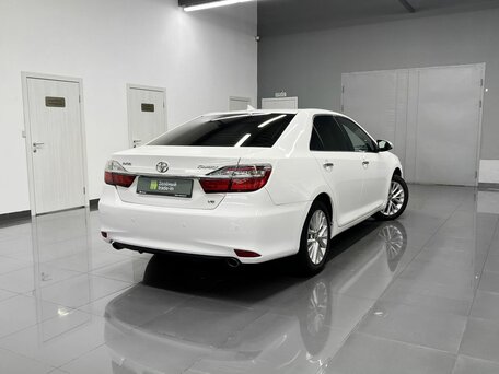 2015 Toyota Camry VII (XV50) Рестайлинг, белый, 1730000 рублей, вид 2