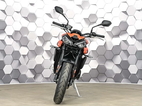 2025 Triumph Street Triple, оранжевый, 1289000 рублей - вид 4