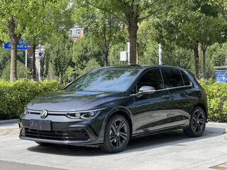 2023 Volkswagen Golf VIII, чёрный, 1827009 рублей, вид 2