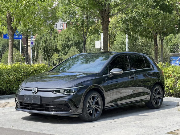 2023 Volkswagen Golf VIII, чёрный, 1827009 рублей - вид 1