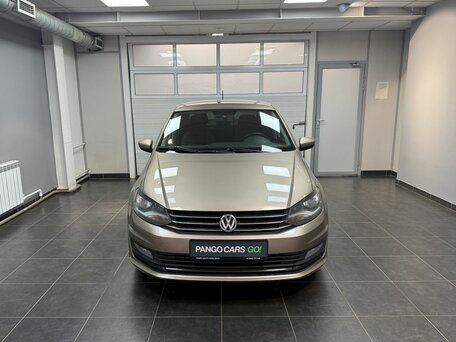 2016 Volkswagen Polo V Рестайлинг, бежевый, 915000 рублей, вид 2
