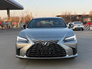 2026 Lexus ES 300h VII Рестайлинг 2, коричневый, 6400777 рублей, вид 2