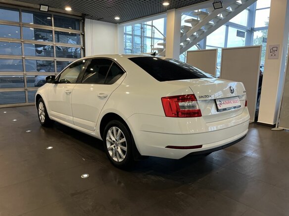 2017 Skoda Octavia III (A7) Рестайлинг, белый, 1540000 рублей - вид 4