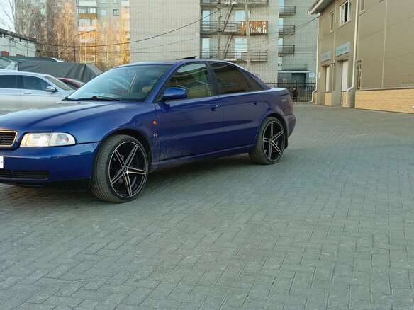 1995 Audi A4 I (B5), синий, 500000 рублей