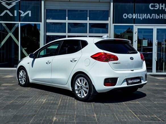 2018 Kia Ceed II Рестайлинг, белый, 1396000 рублей - вид 1