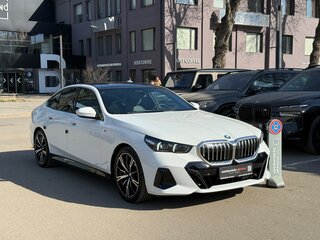 2025 BMW 5 серии 530i xDrive VIII (G60/G61/G68), белый, 7440000 рублей, вид 3