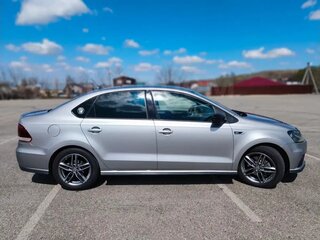 2017 Volkswagen Polo V Рестайлинг, серебристый, 1535000 рублей, вид 2