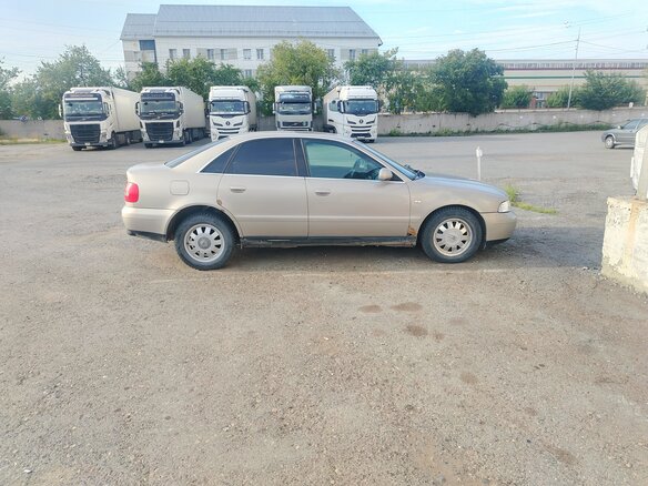 1999 Audi A4 I (B5) Рестайлинг, серебристый, 400000 рублей - вид 1
