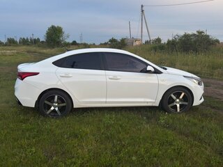 2019 Hyundai Solaris II, белый, 1390000 рублей, вид 3