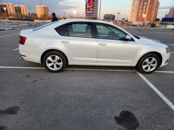 2017 Skoda Octavia III (A7) Рестайлинг, белый, 800000 рублей - вид 1