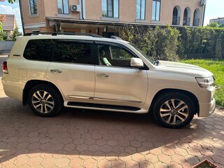 2017 Toyota Land Cruiser 200 Series Рестайлинг 2, белый, 5000000 рублей, вид 2