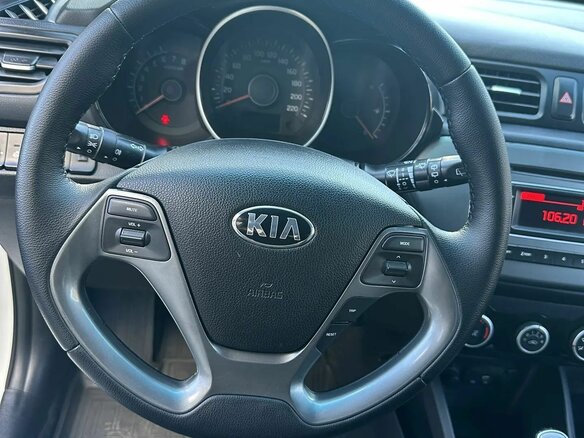 2015 Kia Rio III Рестайлинг, белый, 835000 рублей - вид 8
