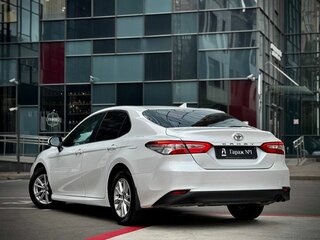 2021 Toyota Camry VIII (XV70), белый, 1695000 рублей, вид 3