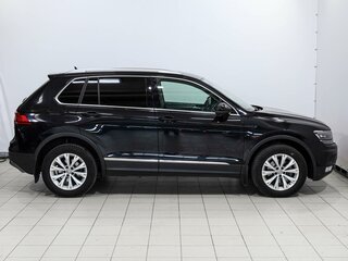 2017 Volkswagen Tiguan II, чёрный, 2650000 рублей, вид 5