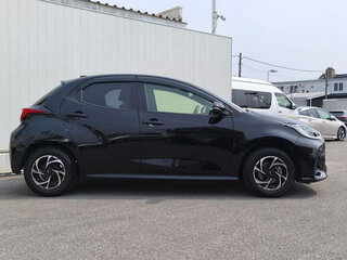 2021 Toyota Yaris IV, чёрный, 910000 рублей, вид 4
