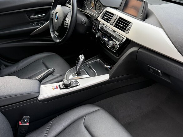 2018 BMW 3 серии 320i VI (F3x) Рестайлинг, серебристый, 2000000 рублей - вид 4