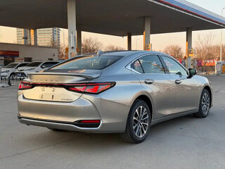 2026 Lexus ES 300h VII Рестайлинг 2, коричневый, 6400777 рублей, вид 4