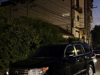 2012 Toyota Land Cruiser 200 Series Рестайлинг 1, чёрный, 3100000 рублей, вид 3