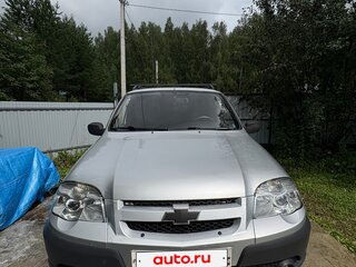 2010 Chevrolet Niva I Рестайлинг, серебристый, 465000 рублей, вид 1