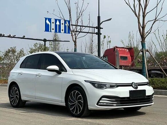 2023 Volkswagen Golf VIII, белый - вид 2