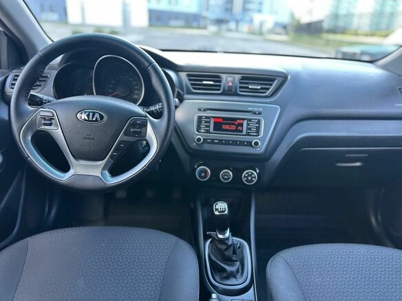2015 Kia Rio III Рестайлинг, белый, 835000 рублей - вид 9