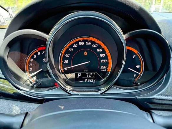 2022 Toyota Yaris IV, белый, 950000 рублей - вид 14