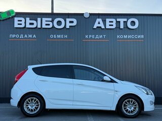2015 Hyundai Solaris I Рестайлинг, белый, 910000 рублей, вид 3