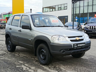 2014 Chevrolet Niva I Рестайлинг, серебристый, 530000 рублей, вид 3