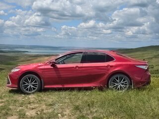 2021 Toyota Camry VIII (XV70) Рестайлинг, красный, 3050000 рублей, вид 3