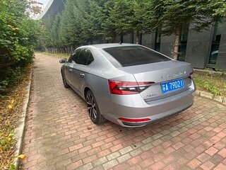 2023 Skoda Superb III Рестайлинг, серебристый, 2165000 рублей, вид 5