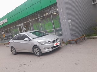 2016 Hyundai Solaris I Рестайлинг, серебристый, 700000 рублей, вид 4