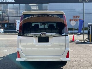2021 Toyota Noah III (R80) Рестайлинг, белый, 2231000 рублей, вид 4