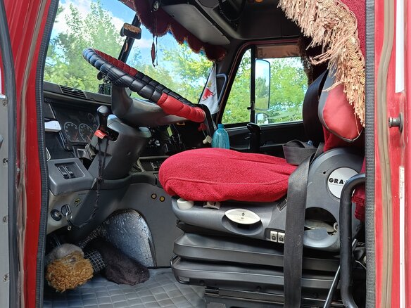 2003 Freightliner Columbia, красный, 950000 рублей - вид 9