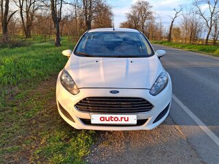 2015 Ford Fiesta Mk6 Рестайлинг, белый, 700000 рублей, вид 2
