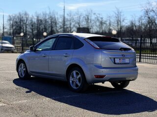 2010 Ford Focus II Рестайлинг, серебристый, 450000 рублей, вид 3
