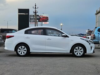 2021 Kia Rio IV Рестайлинг, белый, 1200000 рублей, вид 4