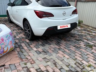 2013 Opel Astra GTC J Рестайлинг, белый, 690000 рублей, вид 4