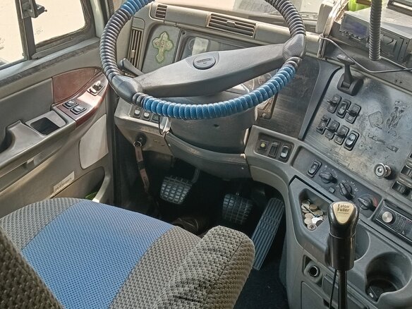 2004 Freightliner Columbia, белый, 2000000 рублей - вид 4