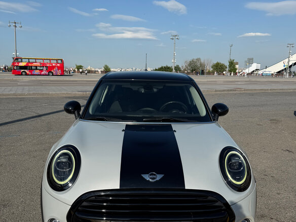 2019 Mini Hatch Cooper III (F55/F56) Рестайлинг, серебристый - вид 1