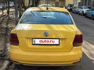 2017 Volkswagen Polo V Рестайлинг, жёлтый, 380000 рублей, вид 4