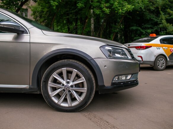 2013 Volkswagen Passat Alltrack B7, коричневый - вид 16