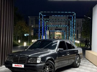 1994 Mercedes-Benz E-Класс 280 5-speed I (W124), чёрный, 348000 рублей, вид 1