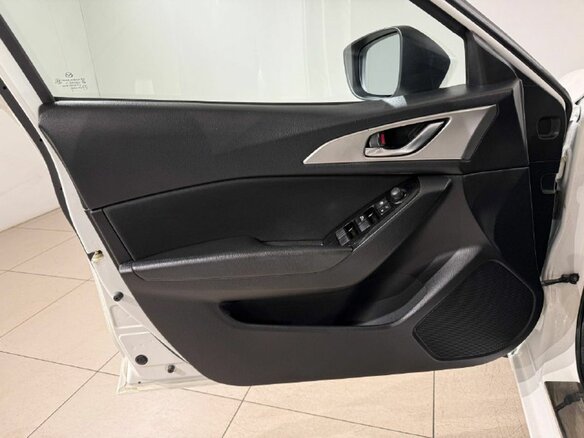 2018 Mazda 3 III (BM) Рестайлинг, белый, 1510000 рублей - вид 15