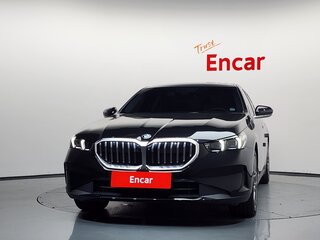2025 BMW 5 серии 530i xDrive VIII (G60/G61/G68), чёрный, 7200000 рублей, вид 3