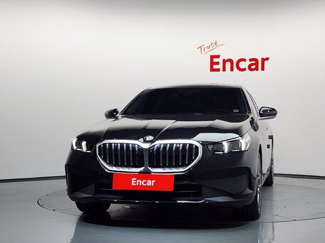 2025 BMW 5 серии 530i xDrive VIII (G60/G61/G68), чёрный, 7200000 рублей, вид 3
