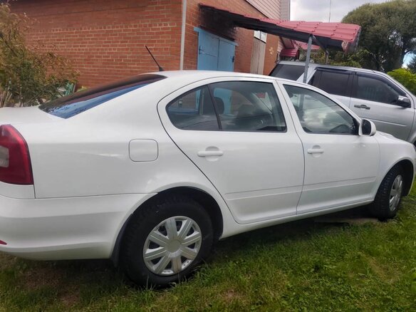 2011 Skoda Octavia II (A5) Рестайлинг, белый - вид 5